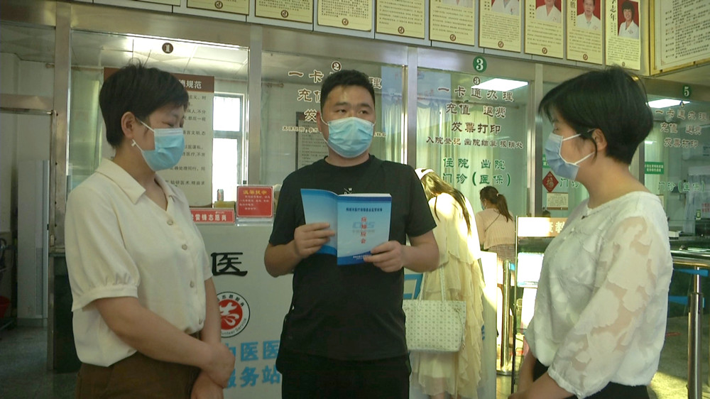圖為市醫保局工作人員在市中醫院檢查指導醫保基金監管宣傳活動.jpg