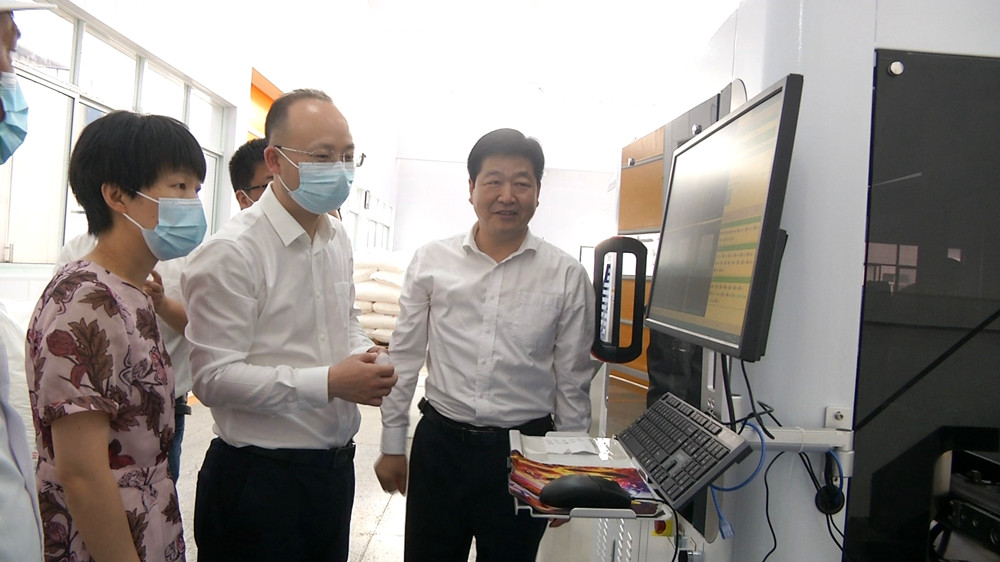 圖為儲江在呂亭鎮企業調研.jpg