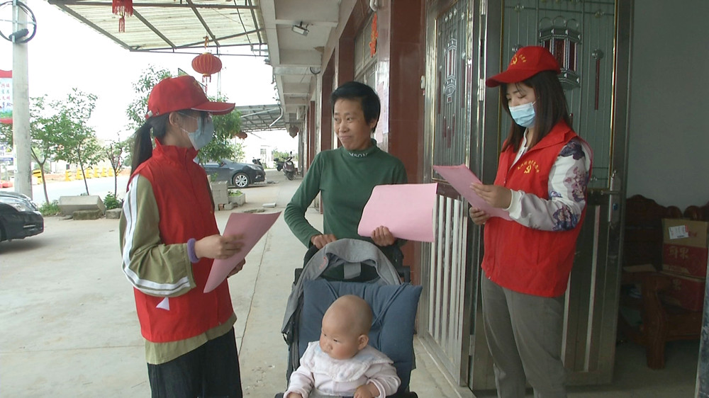 圖為青草鎮復興村志愿者上門宣傳文明祭祀.jpg