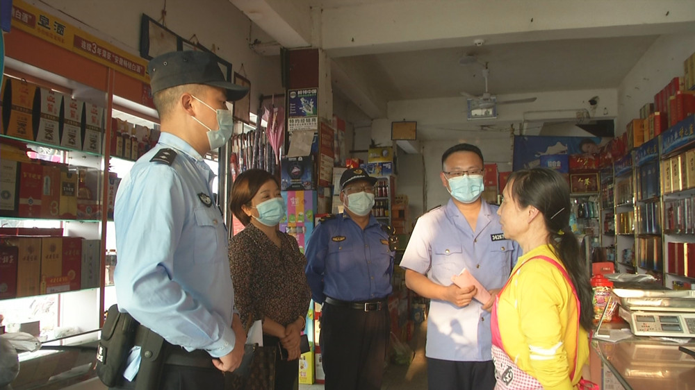 圖為青草鎮多部門向商家宣傳塑料花禁售.jpg