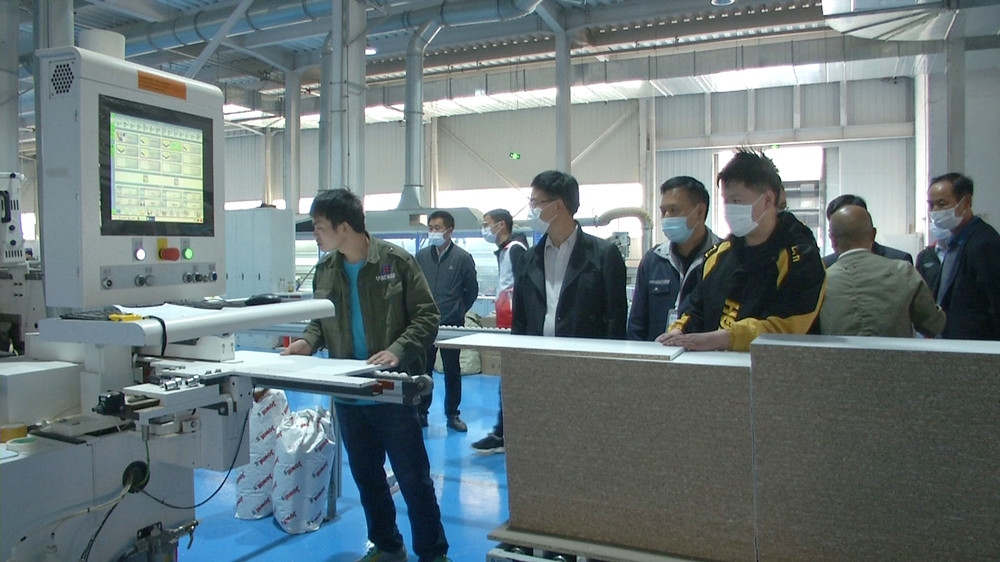 工學交替動員會  與會人員在生產車間觀摩.jpg