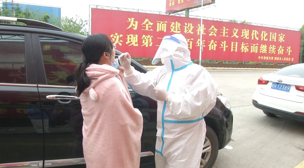 圖為返鄉孕婦在高速路口做核酸檢測.jpg