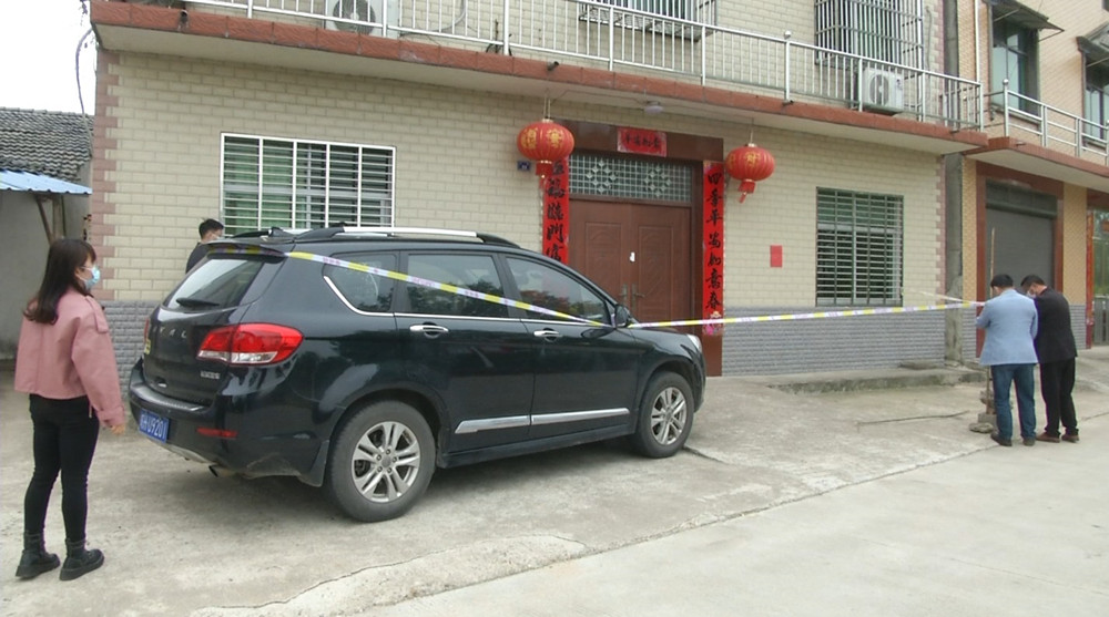 圖為鎮村干部拉警戒線.jpg