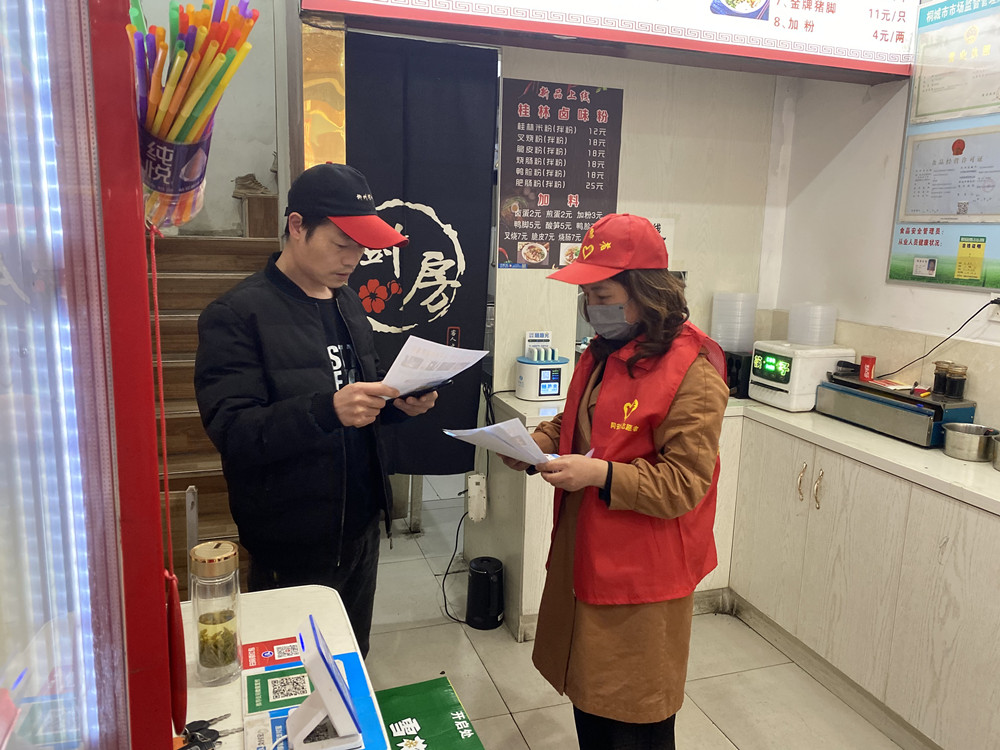 圖為志愿者入戶宣講電動車消防安全知識現場.jpg