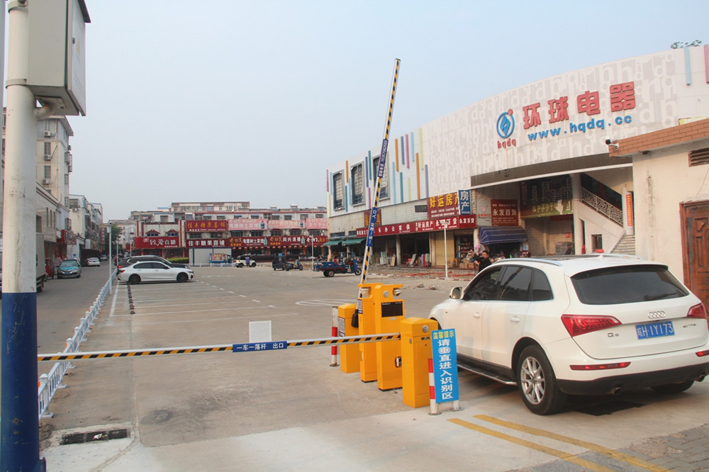 商城大排檔搬離，原場地還原成停車場.JPG