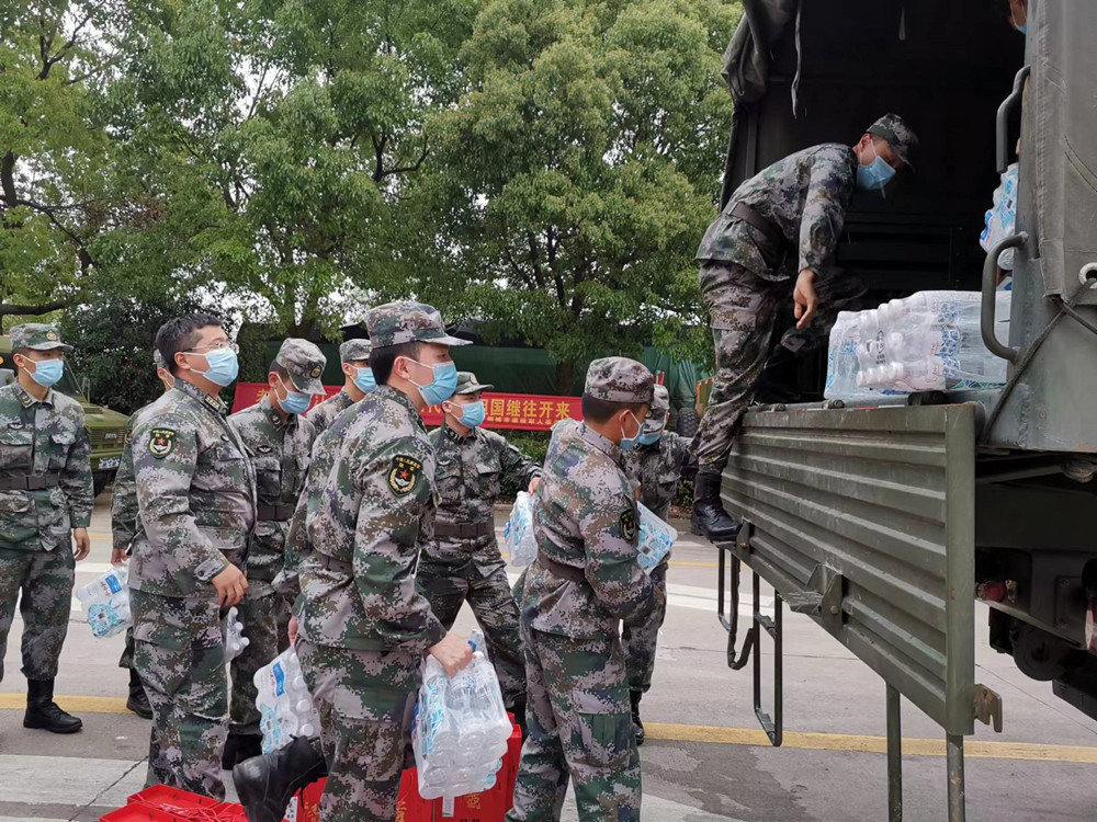 圖為部隊官兵進行物資搬運。.jpg