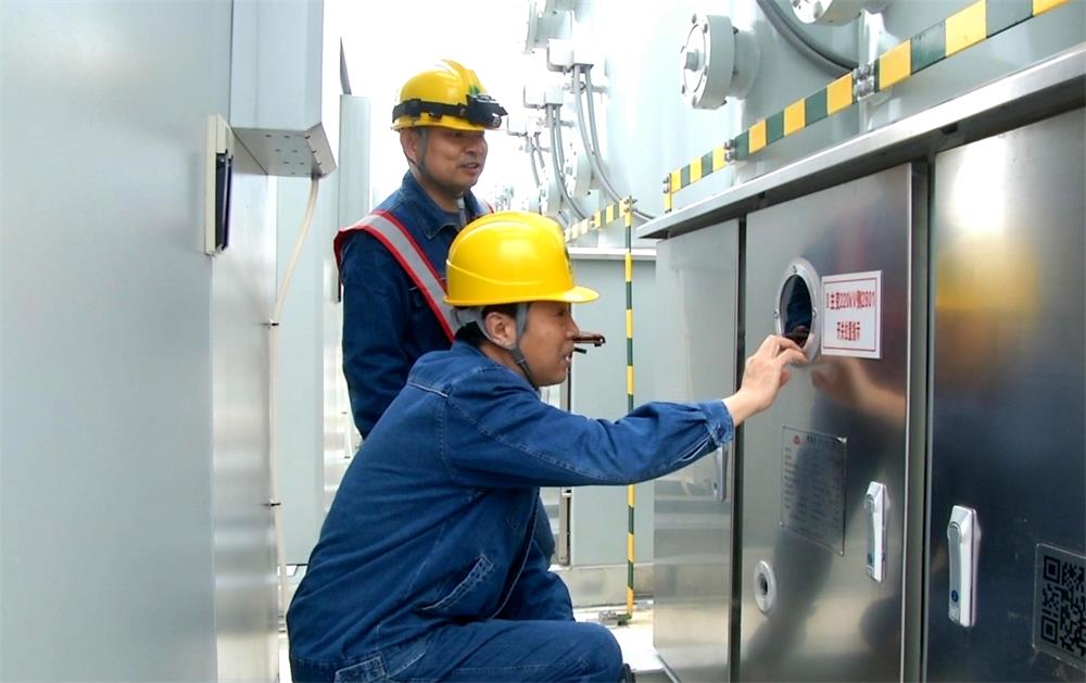 圖為技術人員檢查2.jpg