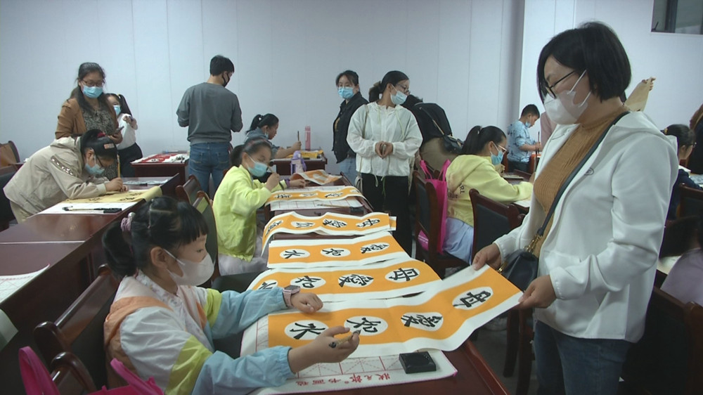 圖為參加母親節(jié)活動(dòng)的孩子們書寫表達(dá)母愛的書法作品3.jpg