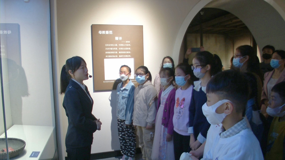 圖為參加母親節(jié)活動(dòng)的孩子和母親在聆聽母教故事.jpg