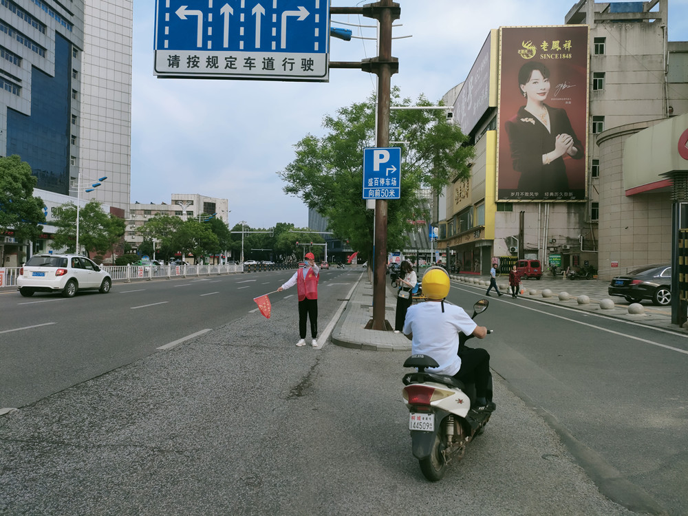 青年志愿者  爭當文明勸導(dǎo)員.jpg
