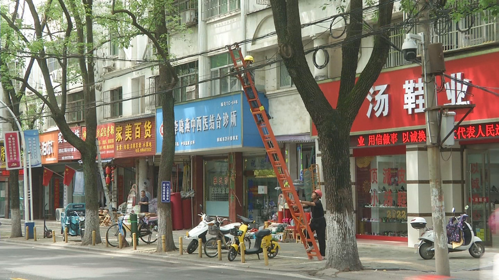 施工人員對主干道空中纜線整治.jpg