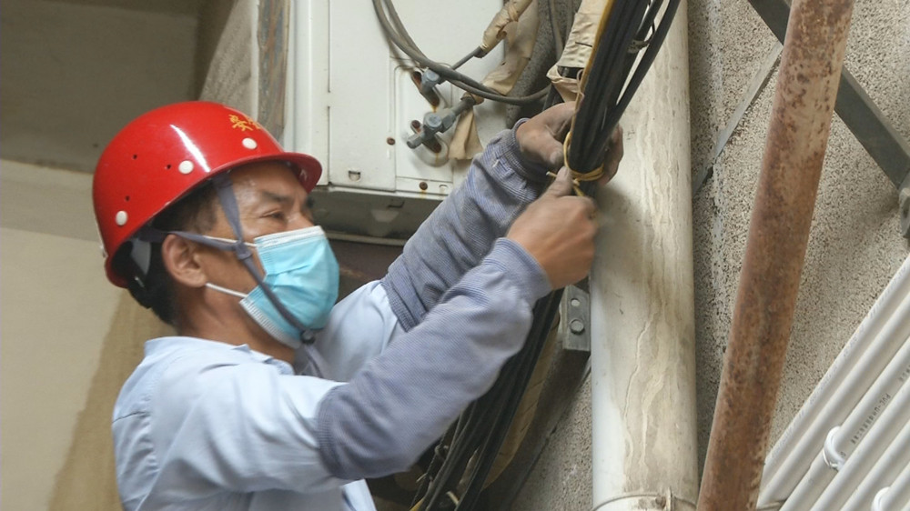 圖為施工人員在老舊小區（向陽小區）對空中纜線進行捆綁.jpg