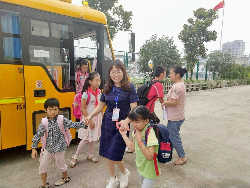 照管員阿姨的細心照顧，我們很開心.jpg