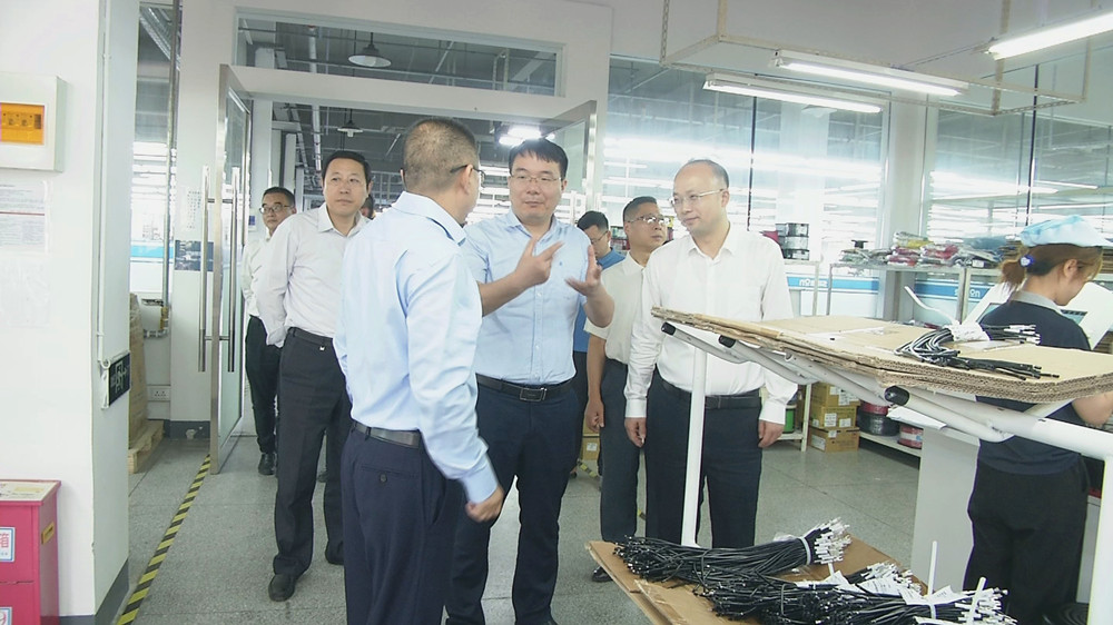 圖為陳明生一行在信邦電子企業調研.jpg