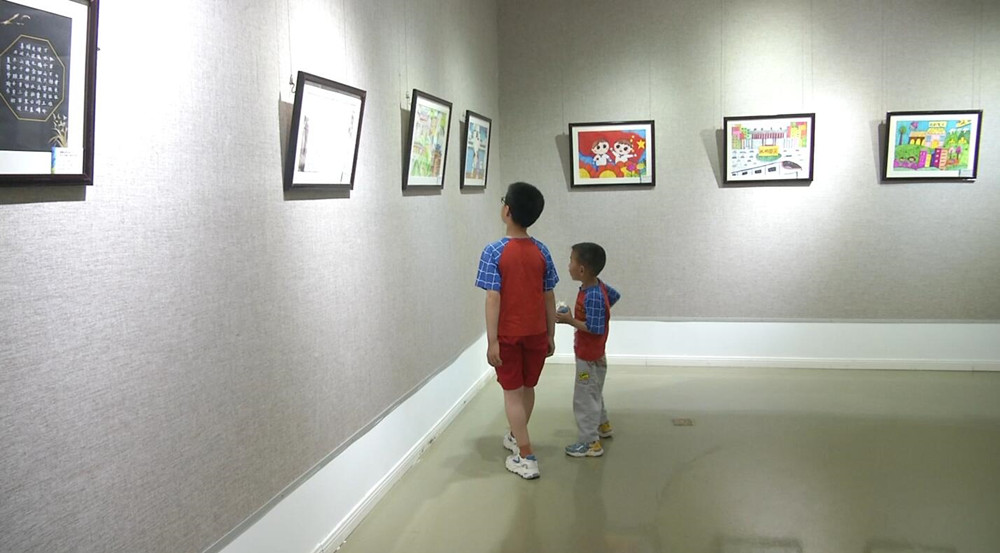 圖為學生參觀畫展.jpg