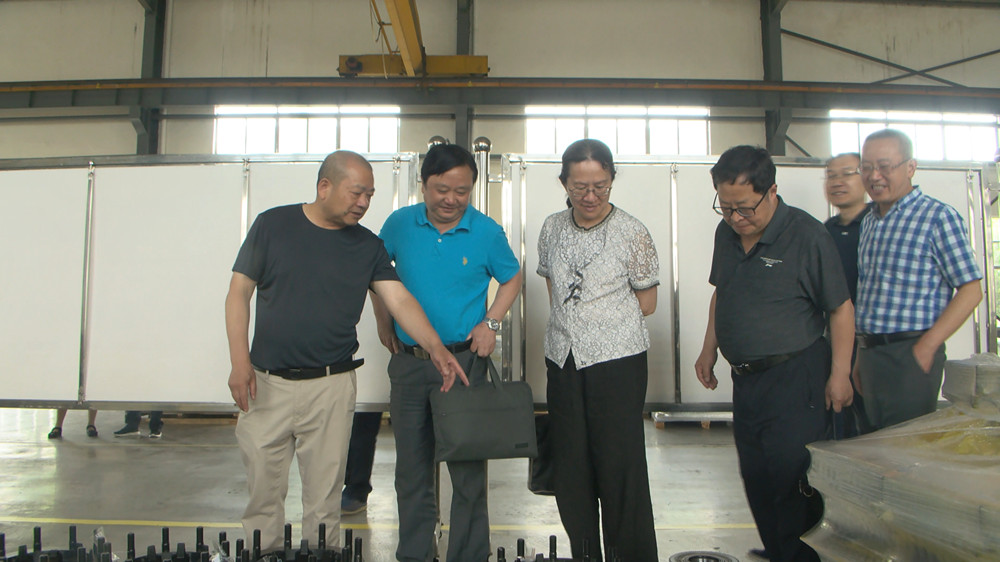 圖為專家組參觀企業生產車間。.jpg