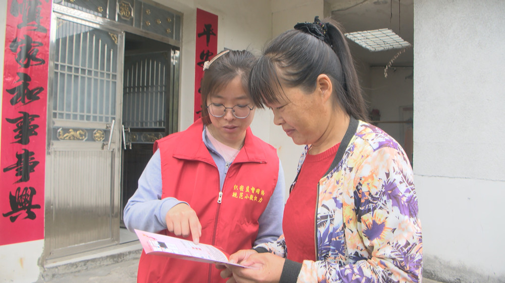 圖為志愿者入戶宣傳。.jpg
