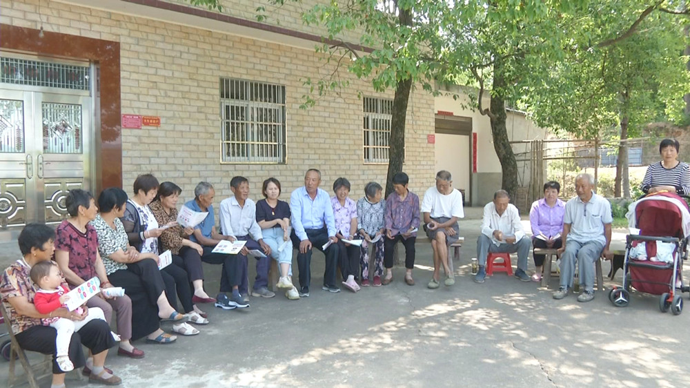 圖為紅白理事會向村民講解新規.jpg