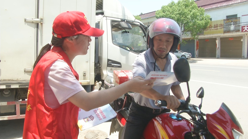 志愿者發放移風易俗宣傳畫冊.jpg