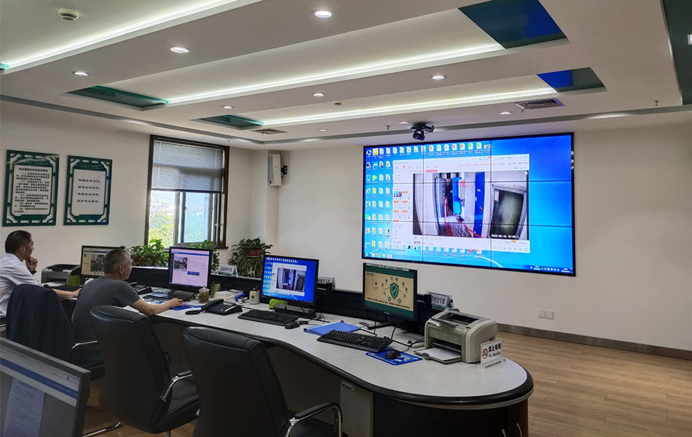 圖為市供電公司安全管控中心遠程視頻稽查營銷作業(yè)現(xiàn)場.jpg