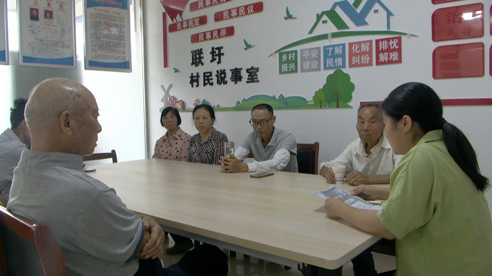 圖為村民說(shuō)事會(huì)正在舉行。.jpg