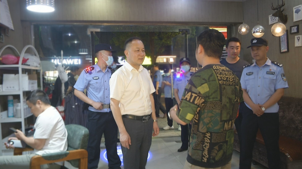 圖為王中龍在方圓薈附近與一理發店店家交流時的情景.jpg