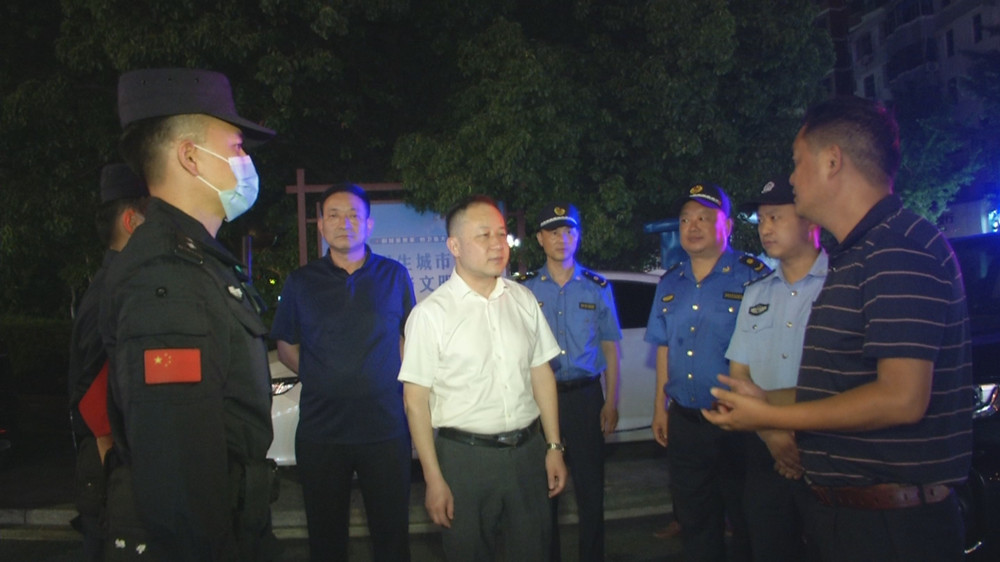 圖為王中龍在龍安廣場慰問執勤民警時的情景.jpg