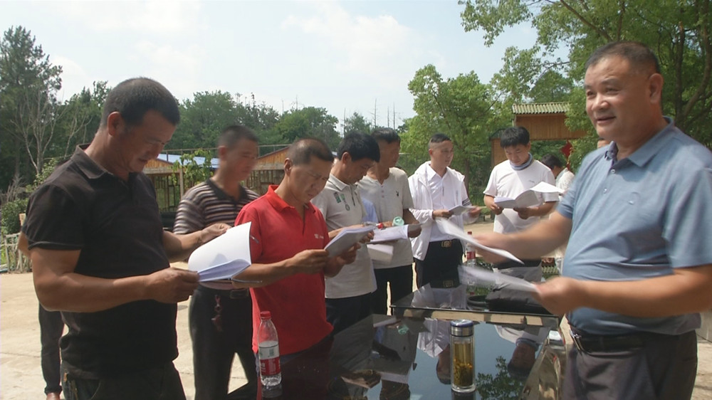 圖為2022高素質農民培育水產生態養殖班現場授課發放學習資料時的情景.jpg
