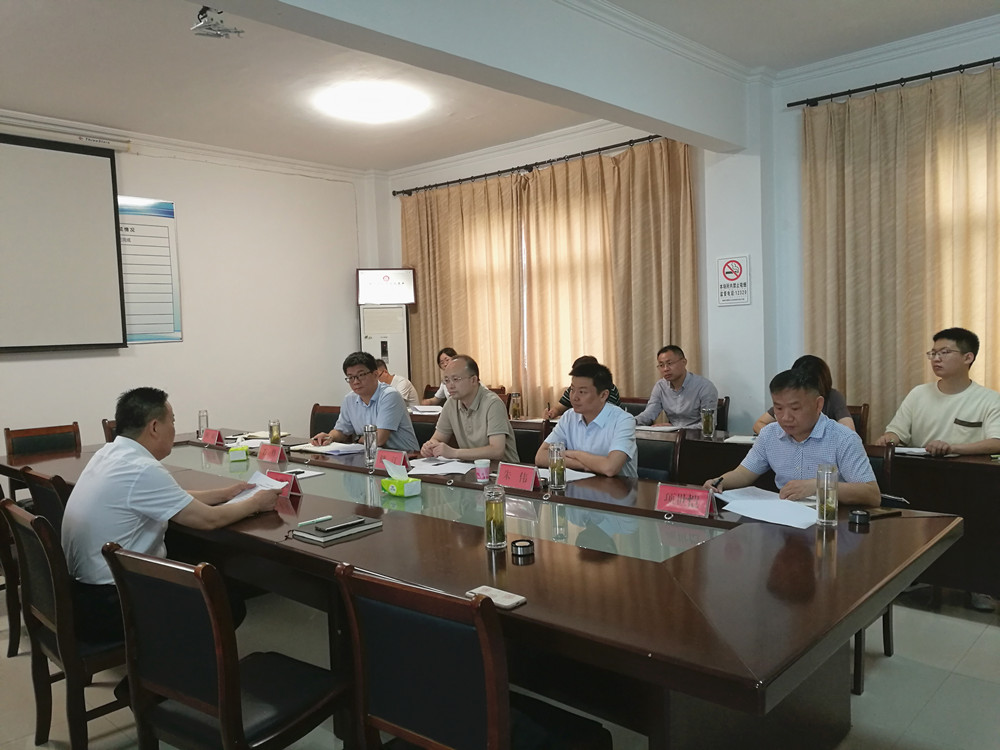 圖為儲江接訪企業負責人現場2.jpg