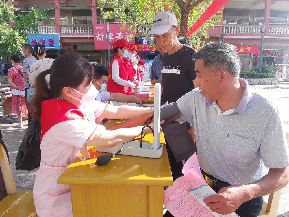 圖為醫務人員為市民測量血壓。.jpg