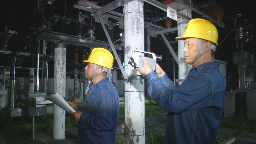 圖為桐城市供電公司變電運維人員在對35千伏卅鋪變電站主變進行紅外線測溫5(1).jpg