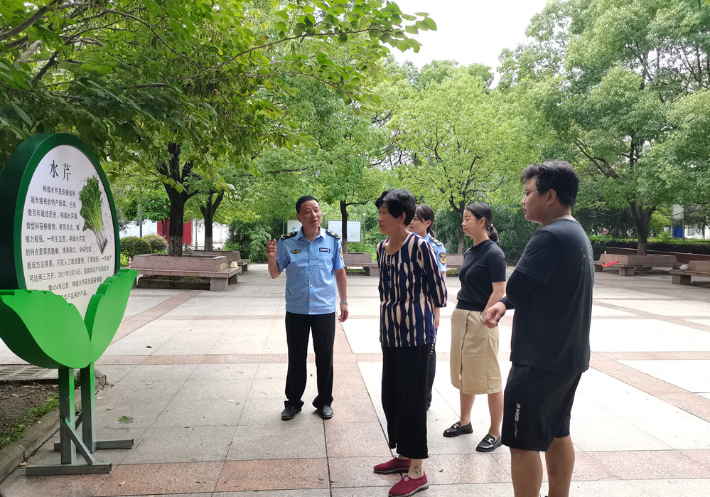 圖為市場監督管理局相關人員向市民介紹.jpg