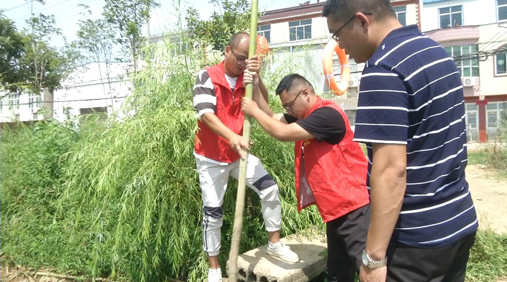 圖為檢查防溺水裝備設施.jpg