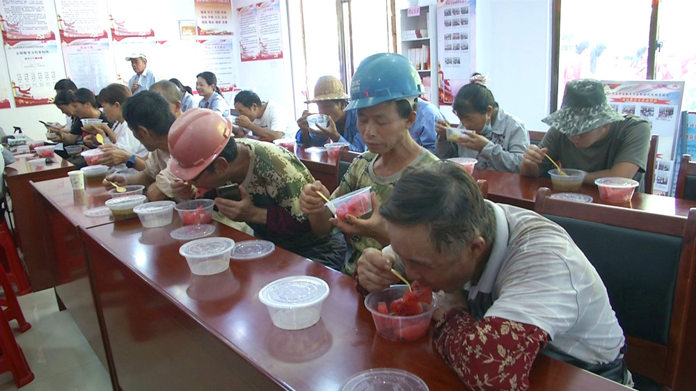 圖為新就業人員在食用綠豆湯和西瓜等防暑降溫食品2.jpg