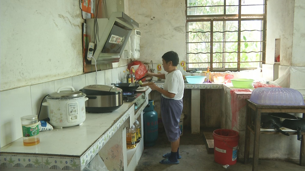 圖為儲文斌為母親準備午餐.jpg
