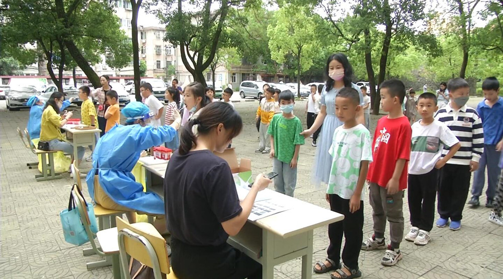 圖為實(shí)驗(yàn)小學(xué)西校區(qū)進(jìn)行核酸檢測.jpg