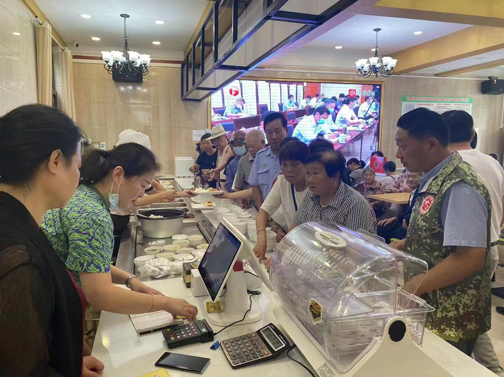 圖為老人有序排隊。.jpg