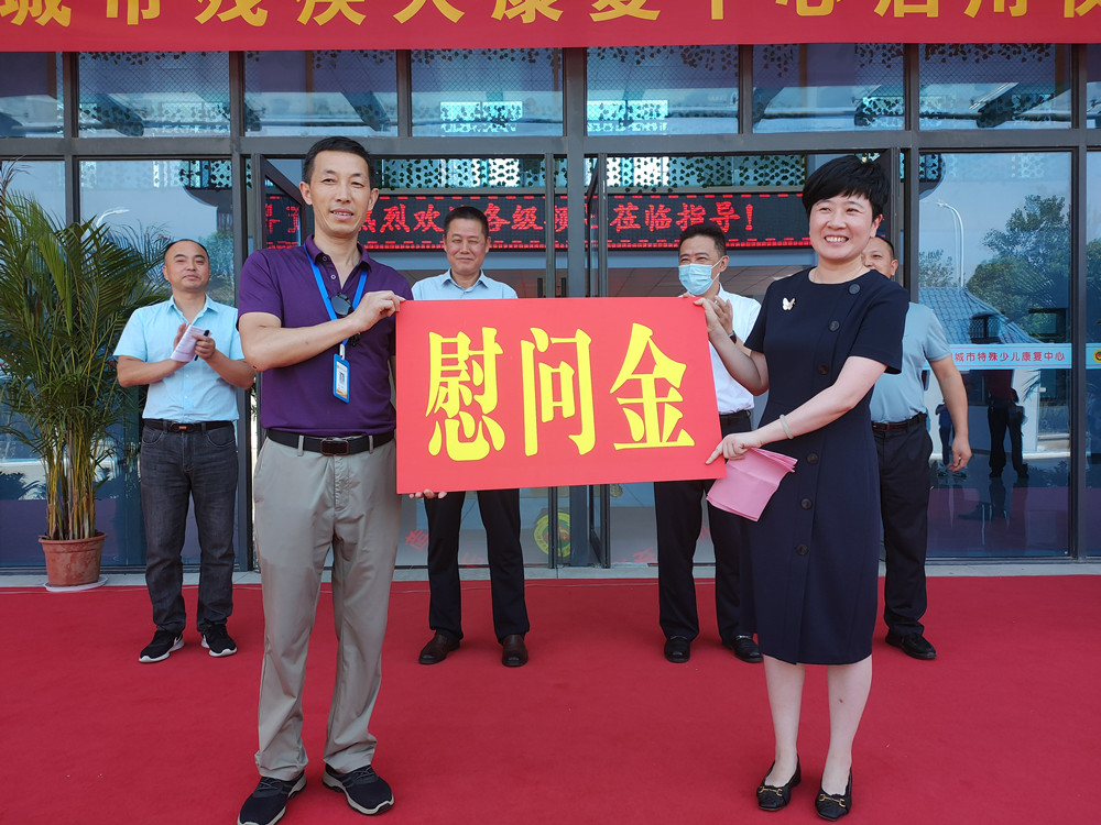 現(xiàn)場發(fā)放慰問金.jpg