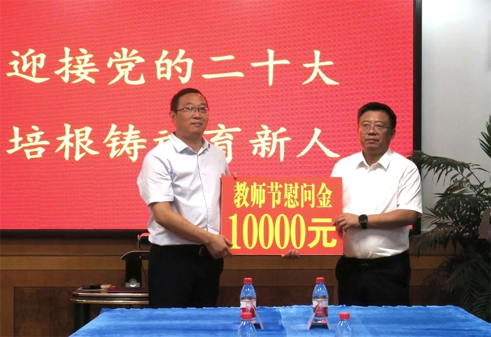 30慰問桐城中學.jpg