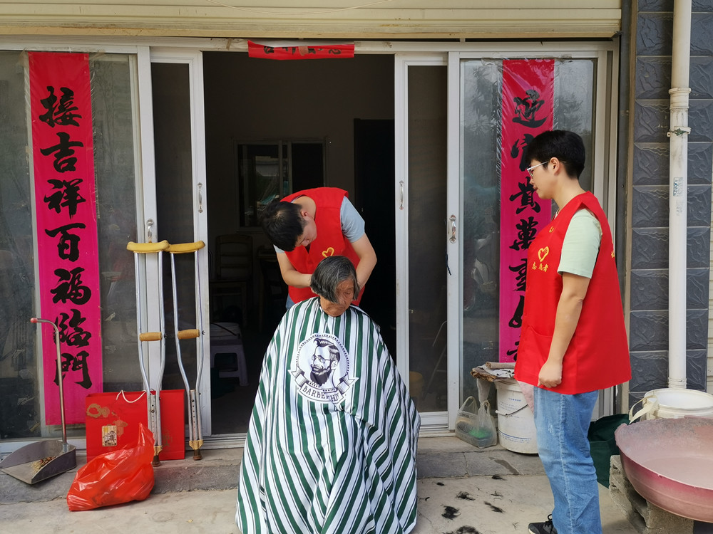 圖為理發師為江奶奶修剪頭發。.jpg
