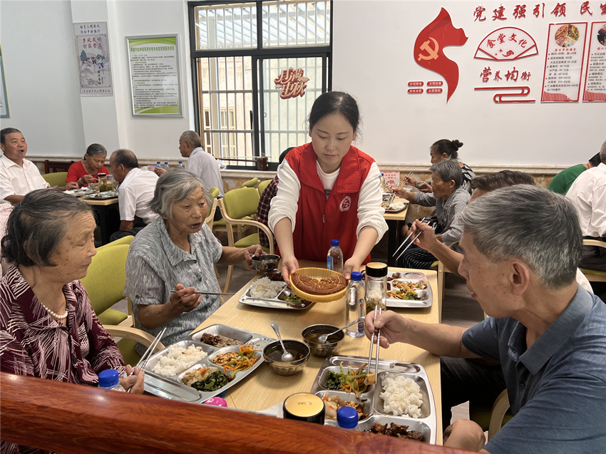 圖為志愿者為老人分發月餅。.png