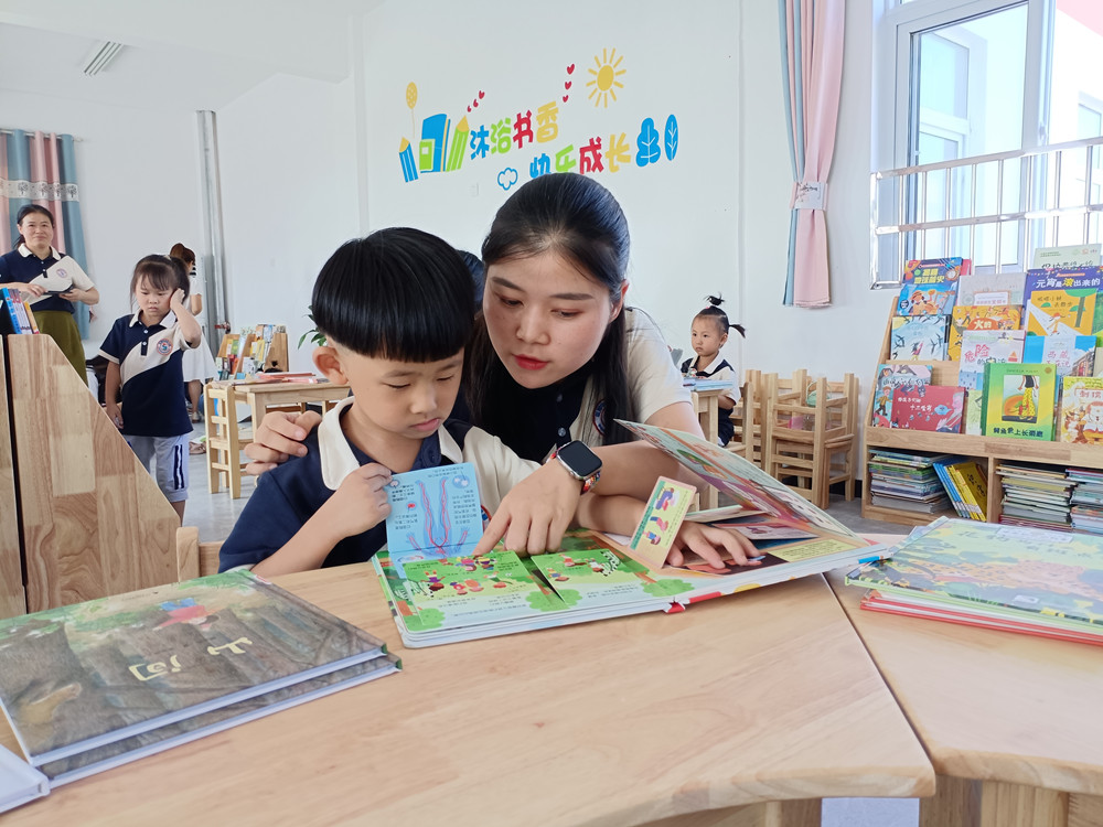 圖為學生在老師的帶領下看繪本.jpg