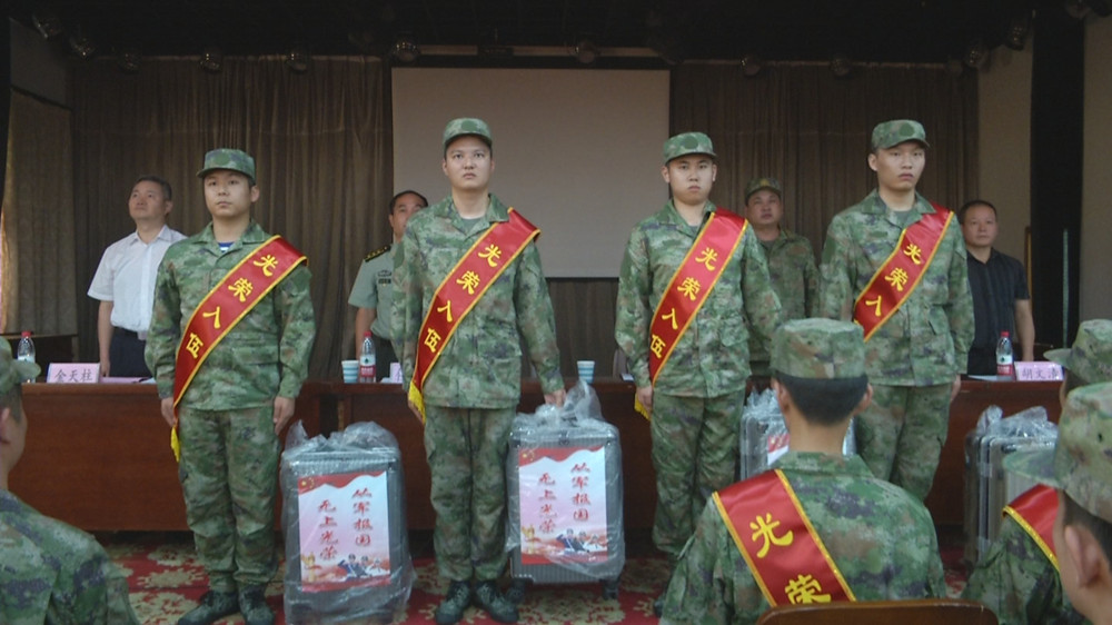 2022年下半年新兵歡送會 與會領導和赴西藏方向新兵合影留念.jpg