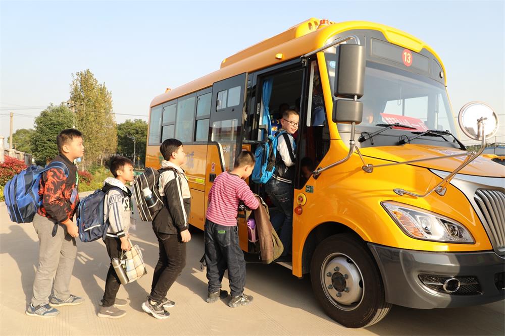 校車接送學生娃——汪桂云攝.jpg