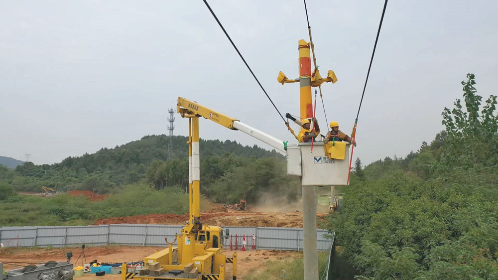 圖為帶電立桿作業時的情景3.jpg