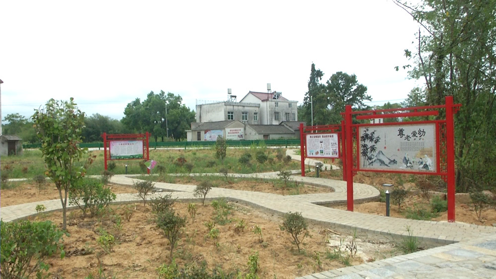 圖為金神鎮(zhèn)萬(wàn)新村楊莊村民自籌建設(shè)的移風(fēng)易俗主題廣場(chǎng).jpg