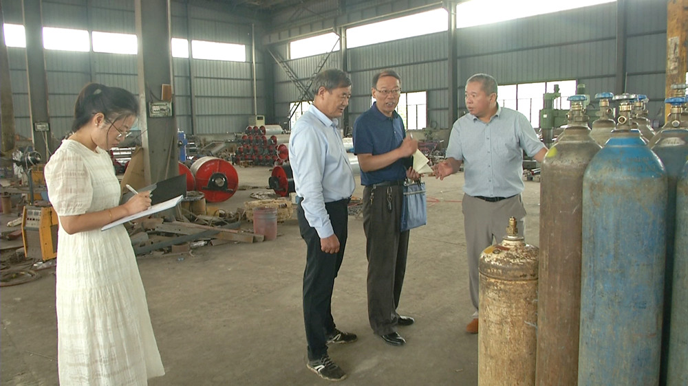 圖為金神鎮(zhèn)邀請(qǐng)第三方機(jī)構(gòu)到企業(yè)進(jìn)行安全隱患排查.jpg