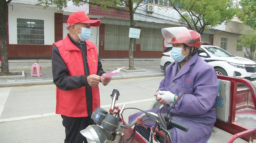 圖為劉少華檢查通行證.jpg
