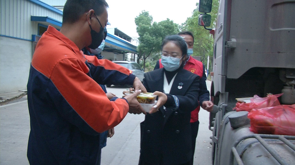圖為工作人員為貨車司機送餐.jpg