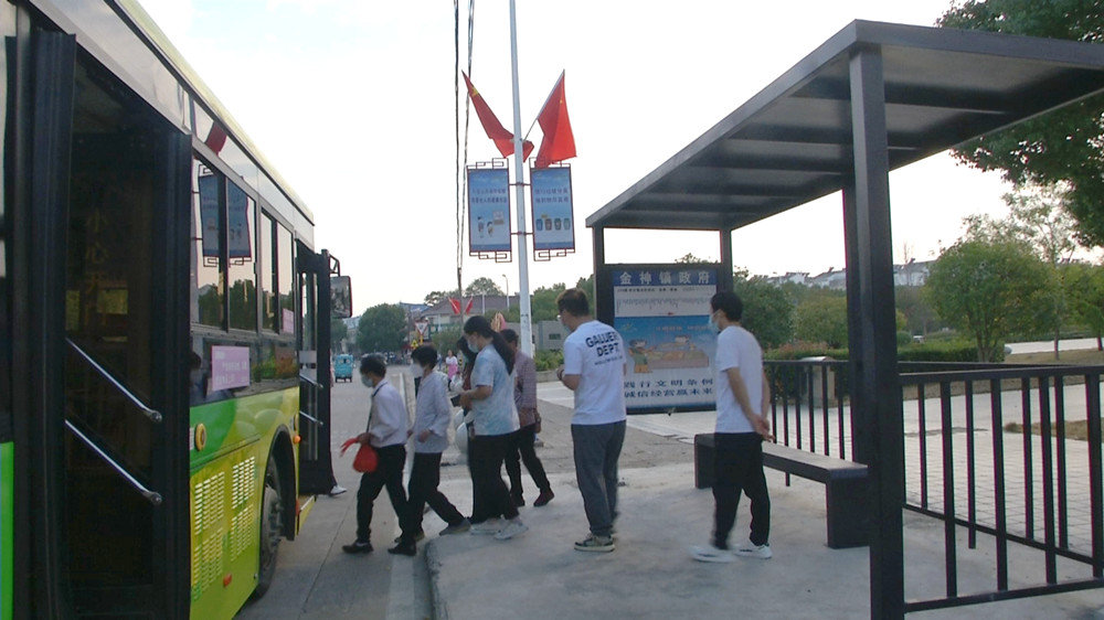 圖為金神鎮(zhèn)居民在公交亭有序乘車時的情景.jpg